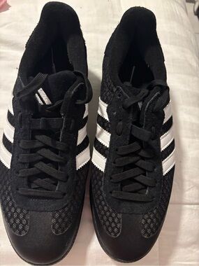 Women’s black & white cycling shoes